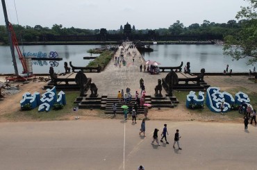 ទិដ្ឋភាពភ្ញៀវទេសចរឆ្លងកាត់ស្ពានហាលប្រាសាទអង្គរវត្ត