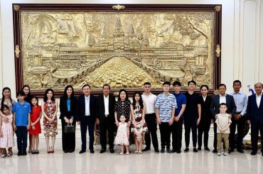 អតីតនាយករដ្ឋមន្ត្រីថៃ លោក ថាក់ស៊ីន ស៊ីណាវ៉ាត្រា និង លោកស្រី យីងឡាក់ បានបង្ហាញវត្តមាននៅក្នុងពិធីខួបកំណើតរបស់សម្តេចតេជោ នាយករដ្ឋមន្ត្រីកម្ពុជា