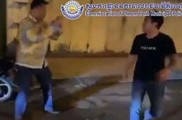 អគ្គស្នងការដ្ឋាននគរបាលជាតិបំភ្លឺករណីគ្រោះថ្នាក់ចរាចរណ៍បង្កជាហិង្សាលើបុរសម្នាក់បើករថយន្ត PRIUS ដែលបុកឃឿនផ្ទះប្រជាពលរដ្ឋបណ្តាលឲ្យខូចខាតតិចតួច