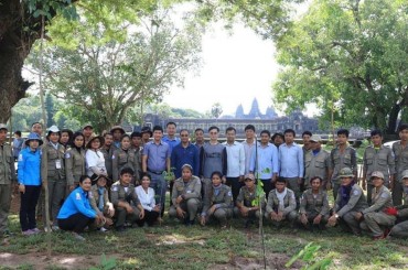 កូនឈើចម្រុះ ១២០០ដើម និងស្មៅ៤០០ម៉ែត្រការរ៉េ ត្រូវបានថ្នាក់ដឹកនាំ មន្ត្រី និងបុគ្គលិក អាជ្ញាធរជាតិអប្សរា ចំនួនជិត៥០០នាក់ រួមគ្នាដាំនៅខាងមុខប្រាសាទអង្គរ