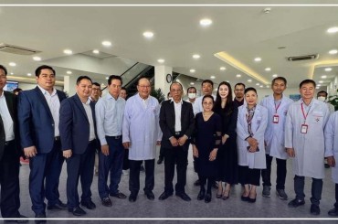 ឯកឧត្តមសាស្រ្តាចារ្យ ម៉ម ប៊ុនហេង រដ្ឋមន្រ្តីក្រសួងសុខាភិបាល ទទួលស្វាគមន៍ដំណើរទស្សនកិច្ចប្រជាពលរដ្ឋរស់នៅសហរដ្ឋអាមេរិកដែលមកទស្សនកិច្ចនៅមន្ទីរពេទ្យជាតិ តេជោសន្តិភាព