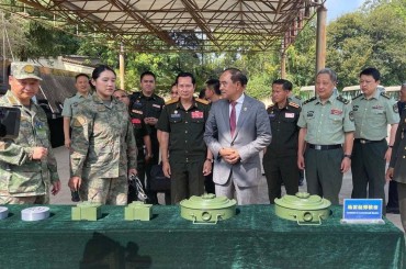 លោកទេសរដ្ឋមន្រ្តី លីធុជ បានដឹកនាំគណៈប្រតិភូកម្ពុជាចូលរួមក្នុងពិធីបិទវគ្គហ្វឹកហ្វឺនជំនាញបោសសម្អាតមីន ដល់មន្ត្រី និងនាយទាហានកម្ពុជា នៅទីក្រុងណានជីង ប្រទេសចិន