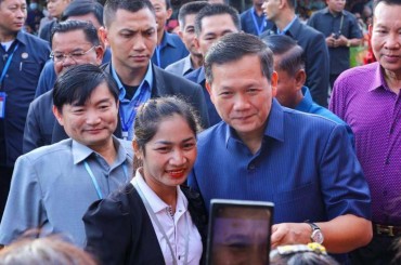 រដ្ឋាភិបាលកម្ពុជា ដែលមានក្រសួងការងារ និងបណ្តុះបណ្តាលវិជ្ជាជីវៈជាសេនាធិការ បានដាក់ចេញគោលការណ៍ ៧ចំណុច ដើម្បីលើកកម្ពស់លក្ខខណ្ឌសុវត្ថិភាព និង សុខភាពការងារដល់កម្មករនិយោជិត។