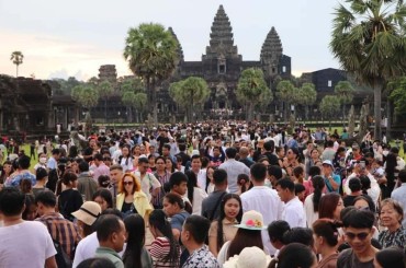 ភ្ញៀវទេសចរ បង្ហាញអាម្មណ៍រំភើបពេលមកទស្សនាថ្ងៃរះនៅប្រាសាទអង្គរវត្ត