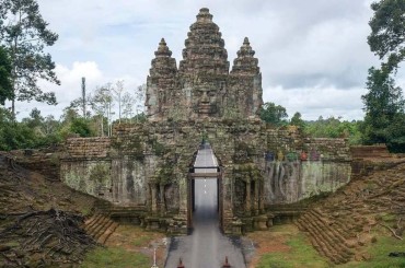 ខ្លោងទ្វារតាកាវ កំពុងបញ្ចេញមន្តស្នេហ៍ឆក់យកបេះដូងទេសចរឱ្យចង់ទៅគយគន់