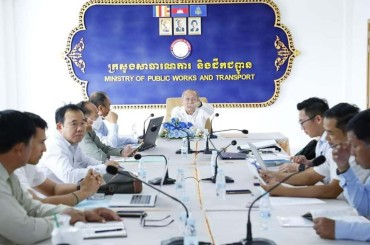 ក្រុមការងារបច្ចេកទេសផ្លូវថ្នល់ប្រជុំពិនិត្យពិភាក្សាលើសៀវភៅពង្រាងបទដ្ឋានបច្ចេក ទេសសាងសង់ផ្លូវនៅចំណុចប្រសព្វផ្លូវរង្វង់មូលនិងផ្លូវខ្នែងបំបែកប្ដូរទិសចរាចរណ៍