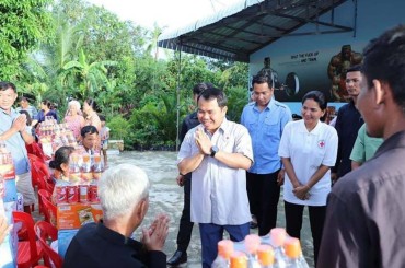 សាខាកាកបាទក្រហមខេត្តកណ្តាល ផ្តល់អំណោយជូនដល់ប្រជាពលរដ្ឋសរុបចំនួន ២២០ គ្រួសារ ដែលរងផលប៉ះពាល់ដោយសារជំនន់ទឹកភ្លៀង នៅភូមិចំនួន៤ នៃសង្កាត់តាក្តុល ក្រុងតាខ្មៅ
