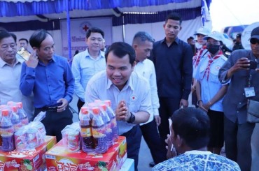ប្រជាពលរដ្ឋចំនួន ៥២៥គ្រួសារ ដែលរងគ្រោះដោយជំនន់ទឹកភ្លៀងតាមសណ្ដស្ទឹងព្រែកត្នោតទទួលបានអំណោយមនុស្សធម៌ពីរសាខាកាកបាទក្រហមកម្ពុជាខេត្តកណ្ដាល