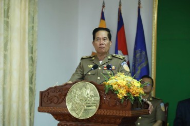 ឯកឧត្តមឃួងស្រេងស្នើឲ្យសមត្ថកិច្ចចៅ សង្កាត់ប្រធានផ្សារត្រូវចាប់ឲ្យបានចំពោះអ្នកយកភាស៊ីលើសសៀវភៅបន្ទុក