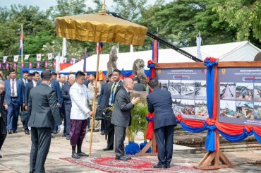 ព្រះមហាក្សត្រយាងសម្ពោធដាក់ឱ្យប្រើប្រាស់ជាផ្លូវការ “ស្ពានហាលមុខប្រាសាទអង្គរវត្ត”