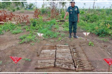 គ្រាប់យុទ្ធភណ្ឌគ្រឿងផ្ទុះសរុបចំនួន៥៤គ្រាប់  ត្រូវបានប្រជាពលរដ្ឋប្រទះឃើញពេលកំពុងភ្ជួរលើដីចម្ការដំឡូងមី  នៅស្រុកស្វាយលើ ខេត្តសៀមរាប