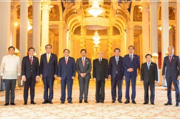 សម្តេចតេជោ ហ៊ុន សែន និងមេដឹកនាំអាស៊ានទាំងអស់ ចូលគាល់ព្រះមហាក្សត្រកម្ពុជា នៅព្រះបរមរាជវាំង
