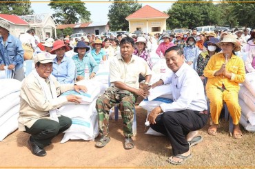 ប្រជាពលរដ្ឋចំនួន២៥៥០ នៅស្រុកស្រីស្នំ និងស្រុកក្រឡាញ់ ក្នុងខេត្តសៀមរាប បានទទួលពូជ​ស្រូវស្រាលមិនប្រកាន់រដូវរបស់រាជរដ្ឋាភិបាល