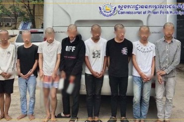 ឃាត់ខ្លួនជនសង្ស័យចំនួន០៨នាក់ ពាក់ព័ន្ធករណីយកដាវកែច្នៃ, កាំបិតប៉័ងតោនិងដំបងគ្រលាស់ ព្រួតគ្នាកាប់ និងវាយលើជនរងគ្រោះបណ្តាលឲ្យរងរបួសធ្ងន់