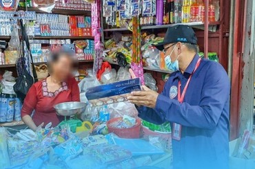 មន្ត្រីក.ប.ប.ធ្វើការពិន័យអន្តរការណ៍ចំពោះអាជីវកម្មម្ហូបអាហារដាក់លក់ទំនិញមិនមាន អនុលោមភាពតាកែវ
