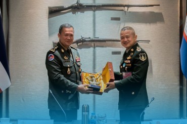 ឯកឧត្តម ឧត្តមសេនីយ៍ឯក ហ៊ុន ម៉ាណែត ជួបប្រជុំពិភាក្សាការងារទ្វេភាគីជាមួយនឹងមេបញ្ជាការកងទ័ពជើងគោក នៃកងភូមិន្ទថៃ នៅរាជធានីបាងកក