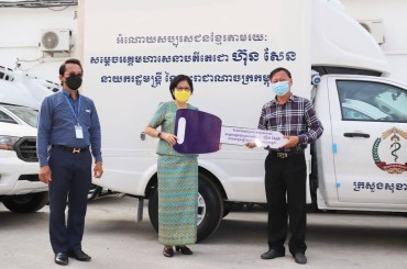 ថយន្តដឹកវ៉ាក់សាំងចំនួន ៣០គ្រឿង  ត្រូវបានប្រគល់ជូនមន្ទីរសុខាភិបាលខេត្តចំនួន ១២ និងឃ្លាំងឱសថកណ្តាលនៃក្រសួងសុខាភិបាល